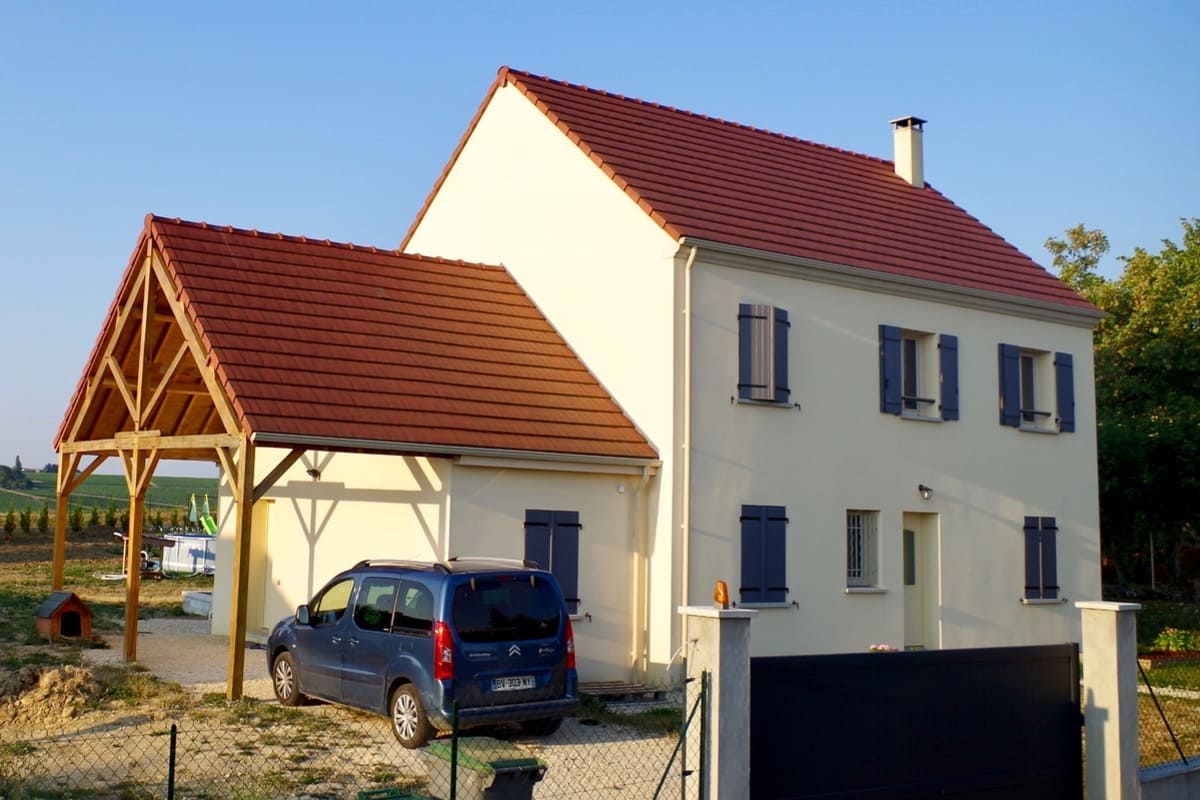 maison avec abri de voiture