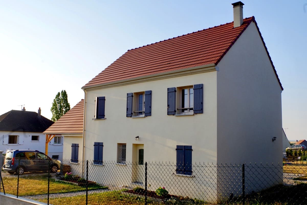 maison avec abri de voiture